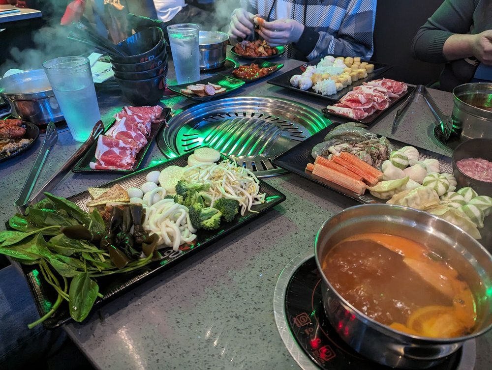 吃到饱火锅烤肉,火锅烤肉同桌,互动用餐,共享餐桌