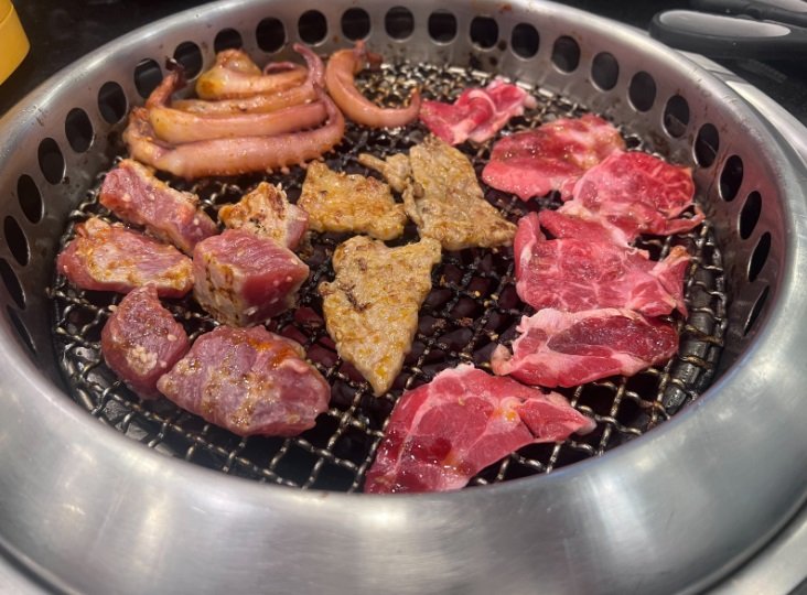 庆祝聚会餐厅,多人用餐,火锅烤肉同桌,社交用餐