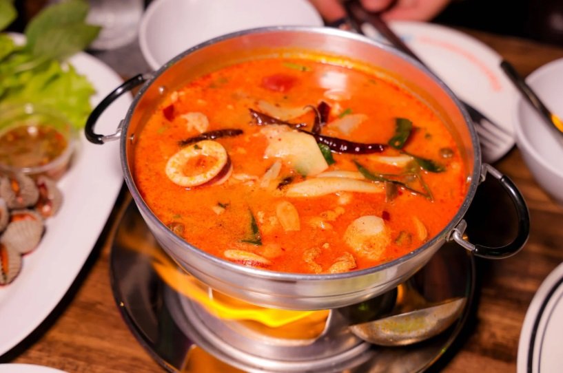 韩式烤肉与火锅无限量畅吃餐桌，酱料吧自助调料与精选优质肉类摆满餐桌